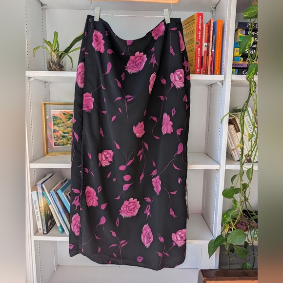 Dresses & Skirts - Vintage Black Floral Maxi Skirt Pink Purple Rose Print Size 14 / XL 90s Floral